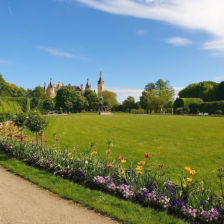 Neumuhler Hof: Spacious Family Apartment with Multiple Bathrooms and Free Parking Schwerin  Exterior photo
