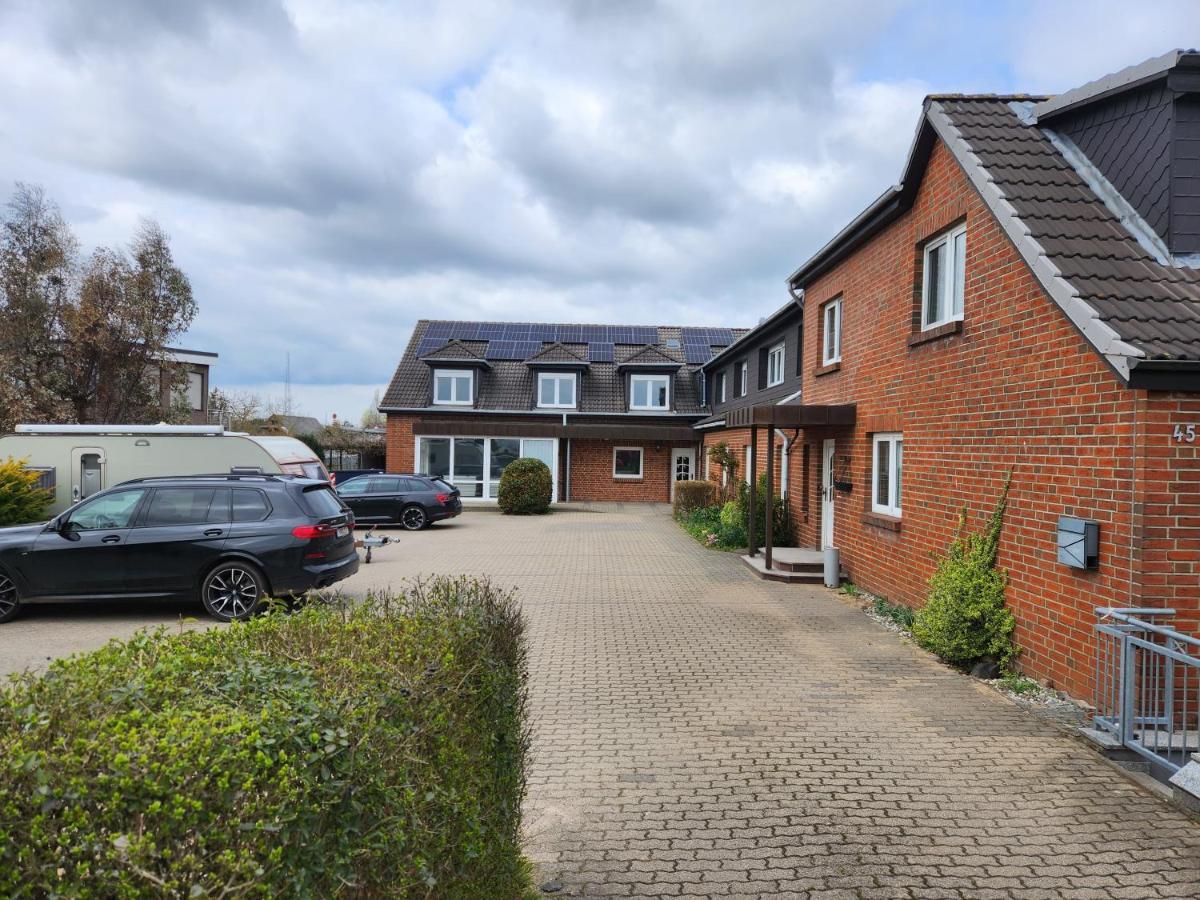 Neumuhler Hof: Spacious Family Apartment with Multiple Bathrooms and Free Parking Schwerin  Exterior photo