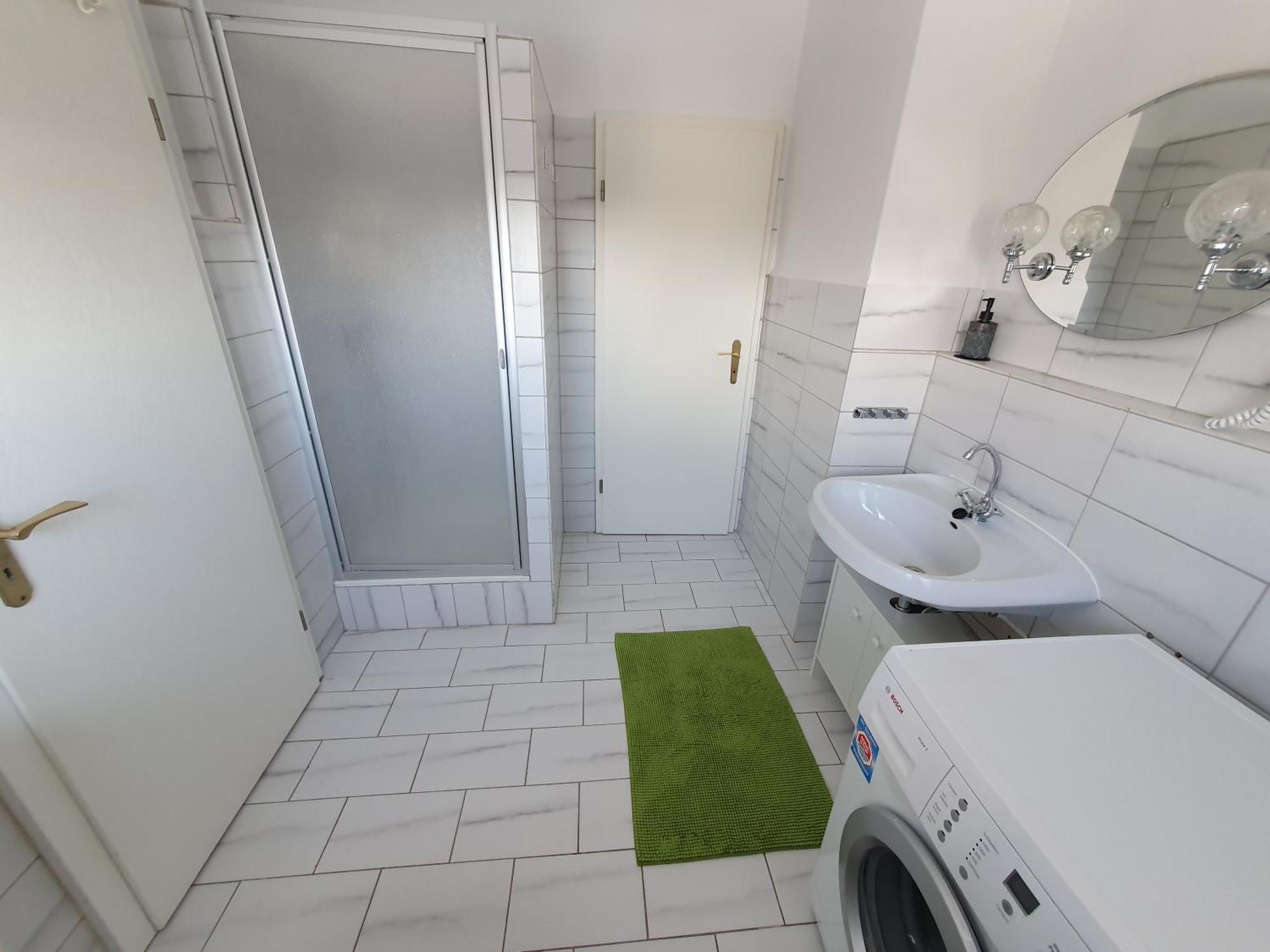 Neumuhler Hof: Spacious Family Apartment with Multiple Bathrooms and Free Parking Schwerin  Exterior photo