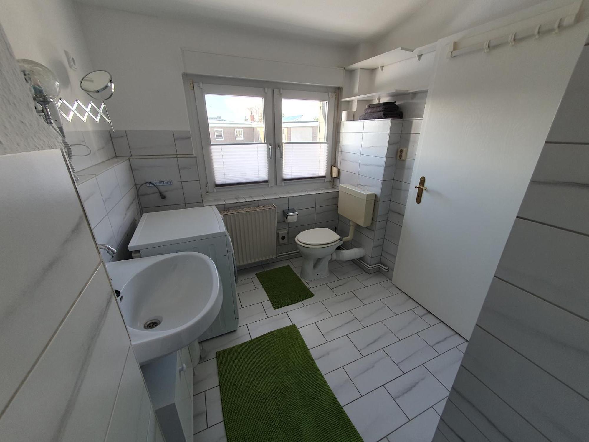 Neumuhler Hof: Spacious Family Apartment with Multiple Bathrooms and Free Parking Schwerin  Exterior photo