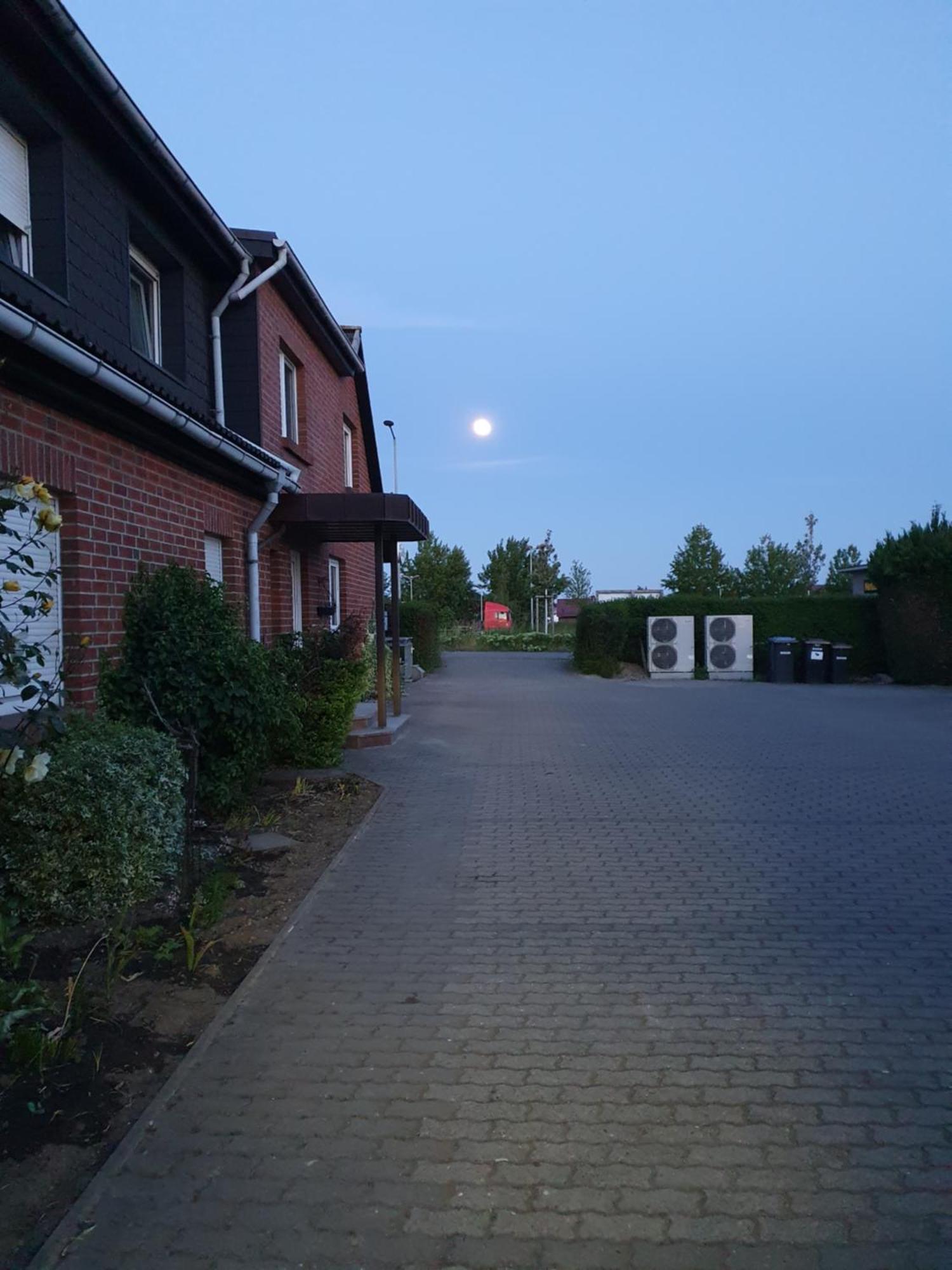 Neumuhler Hof: Spacious Family Apartment with Multiple Bathrooms and Free Parking Schwerin  Exterior photo