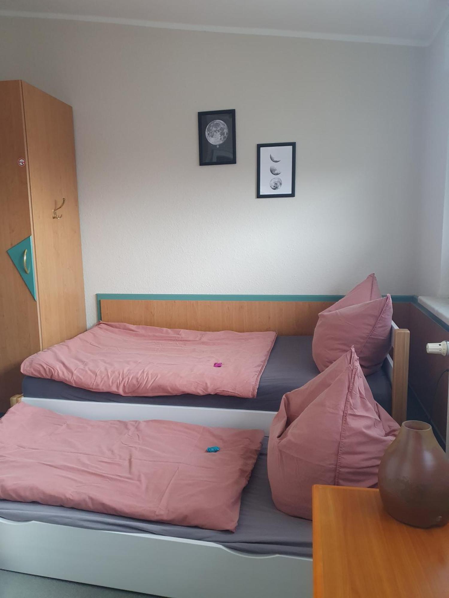 Neumuhler Hof: Spacious Family Apartment with Multiple Bathrooms and Free Parking Schwerin  Exterior photo
