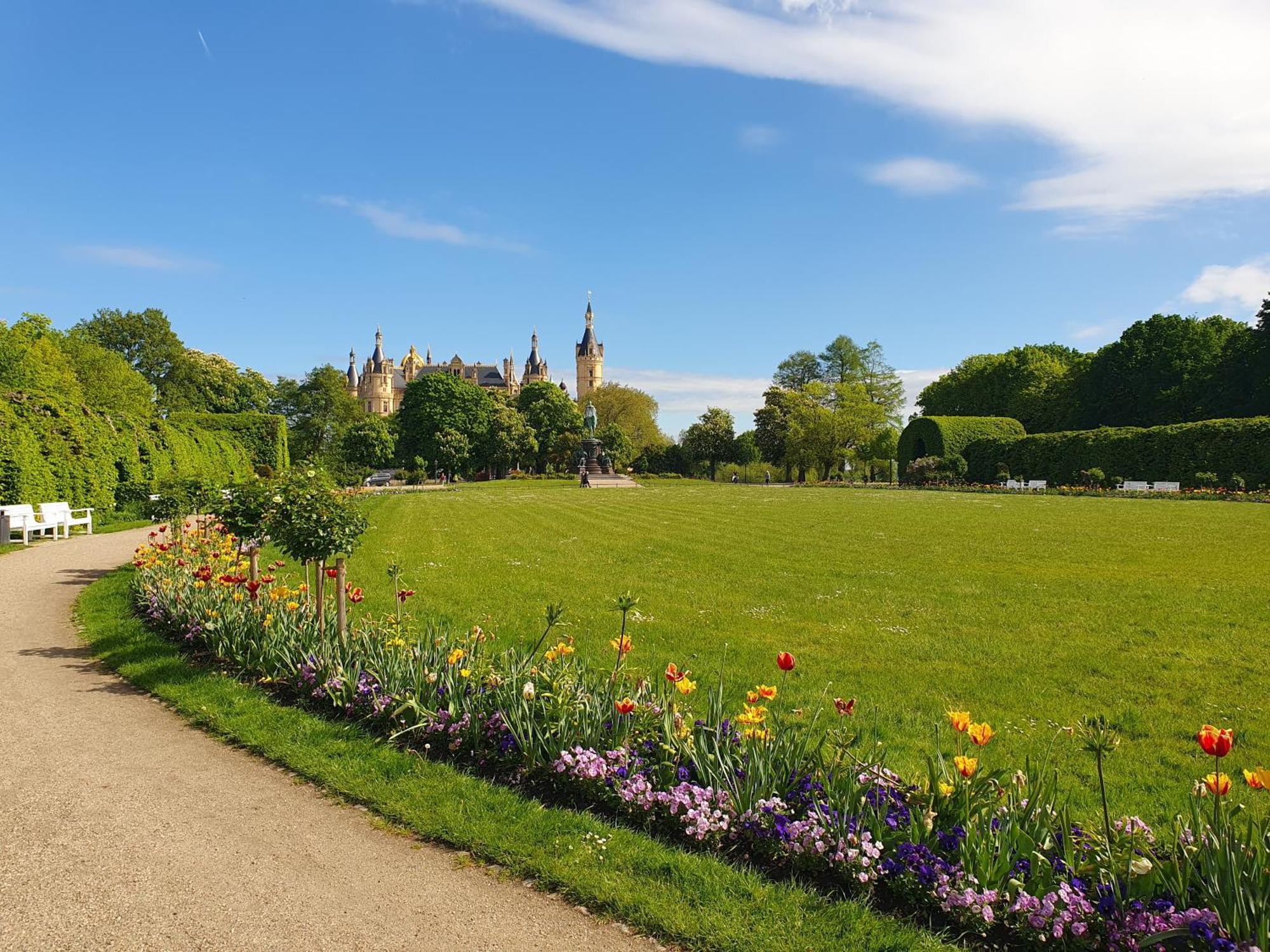 Neumuhler Hof: Spacious Family Apartment with Multiple Bathrooms and Free Parking Schwerin  Exterior photo
