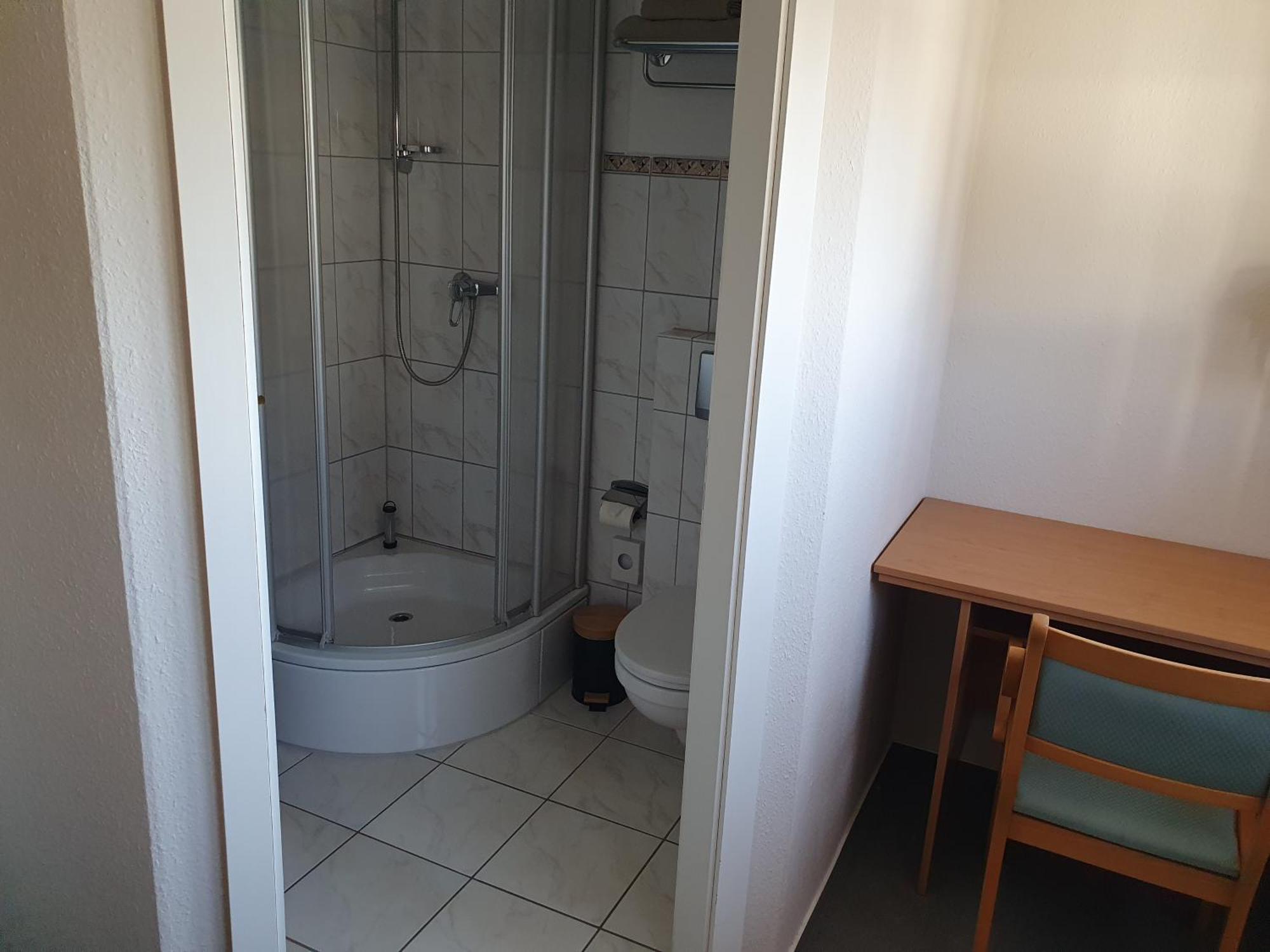 Neumuhler Hof: Spacious Family Apartment with Multiple Bathrooms and Free Parking Schwerin  Exterior photo
